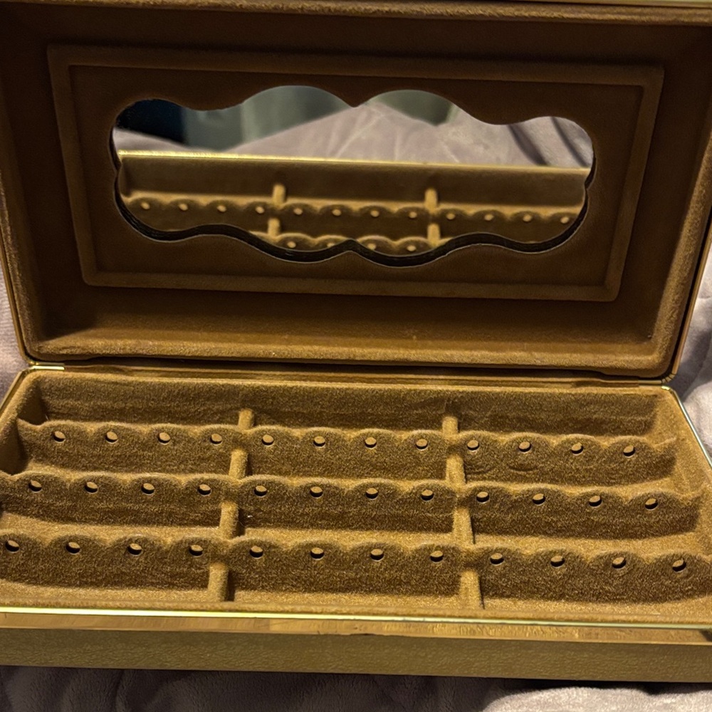 Mele gold earring case. Vintage and beautiful - Picture 3 of 5